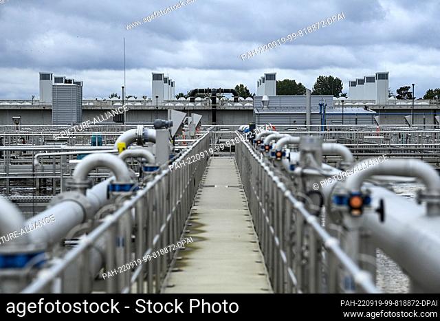 19 September 2022, Brandenburg, Schönefeld/Ortsteil Waßmannsdorf: On the site of the Waßmannsdorf sewage treatment plant, water aeration tanks can be seen