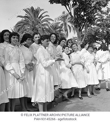 Spectators in school uniform, San Salvador de Jujuy, Argentina, 1957. | usage worldwide. - San Salvador de Jujuy/Argentina