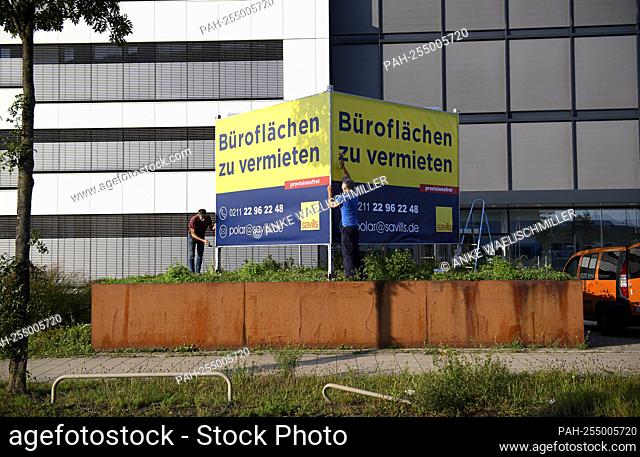 Workers place a sign on ‚Ã „û Bueroflaechen zu Autovermietung ‚Ã „û empty offices in Duesseldorf, for rent, on 09/04/2021 in Duesseldorf / Germany. ¬