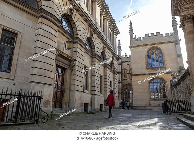 Wandering past the Sheldonian Theatre towards the Bodleian Library, Oxford, Oxfordshire, England, United Kingdom, Europe