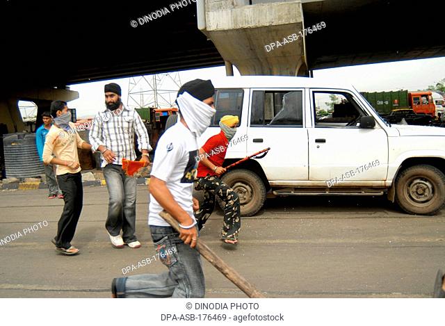 Sikhs blocking highway protesting for dera saccha sauda at ; Mulund ; Bombay ; Mumbai  ; Maharashtra  ; India NOMR
