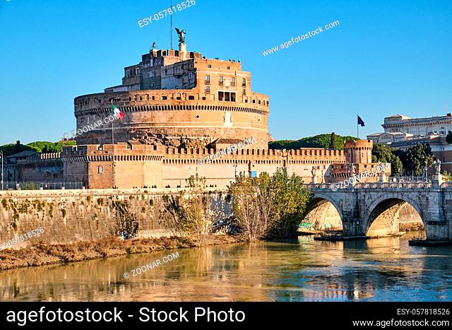 Die Engelsburg und die Engelsbrücke in Rom an einem sonnigen Tag