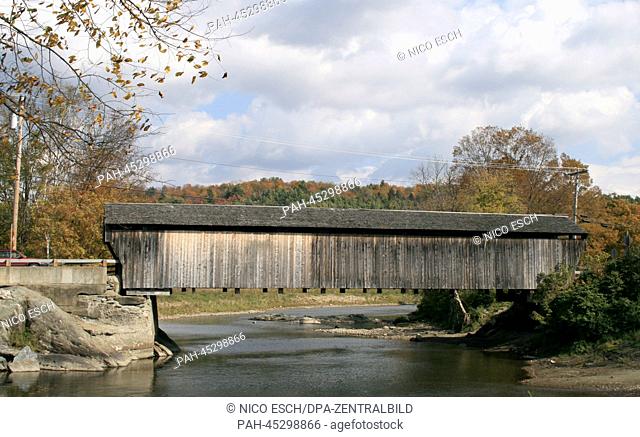 A covered wooden bridge crosses the Mad River in Waitsfield, Vermont, USA, 02 October 2013. Photo: Nico Esch - ATTENTION! NO WIRE SERVICE - |