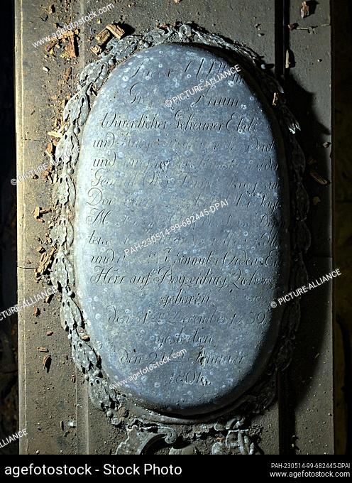 PRODUCTION - 22 April 2023, Brandenburg, Boitzenburg: A zinc plaque with inscription is placed on a coffin in a crypt of the noble family of Von Arnim in the...