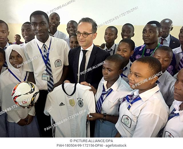 04 May 2018, Tanzania, Dar es Salaam: German Foreign Minister Heiko Maas (c) of the Social Democratic Party (SPD) visits a school that teaches German
