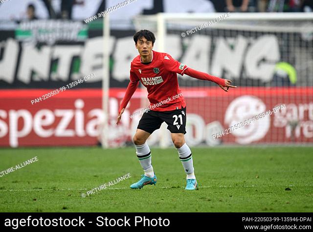 29 April 2022, Lower Saxony, Hanover: Soccer: 2nd Bundesliga, Matchday 32: Hannover 96 - Karlsruher SC at the HDI Arena. Sei Muroya from Hannover is on the...