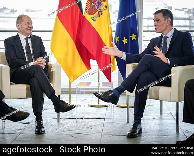 05 October 2022, Spain, La Coruña: Pedro Sánchez (r), Prime Minister of Spain, receives German Chancellor Olaf Scholz (SPD) for talks on the occasion of the...