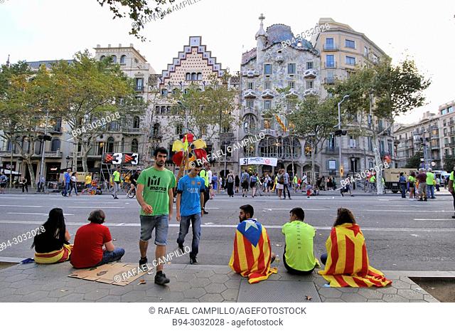 Batlló house. Amatller house. Passeig de Gràcia avenue. Political demonstration for the independence of Catalonia. Estelades, Catalan independent flags