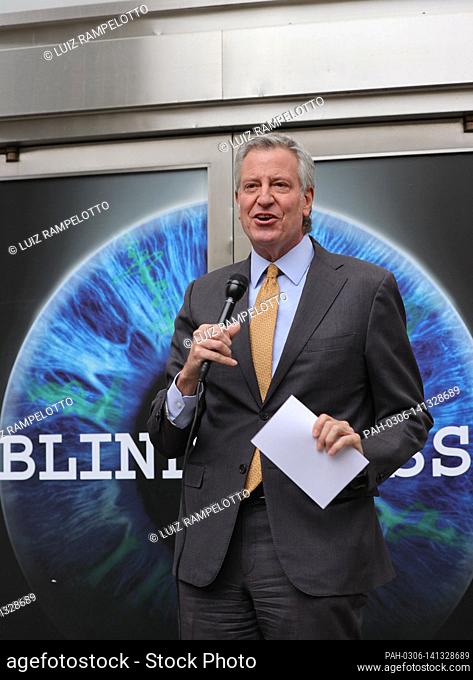 Daryl Roth Theatre, New York, USA, April 02, 2021 - Mayor Bill de Blasio tours the exhibition opening of Blindness today at Daryl Roth Theater in New York City
