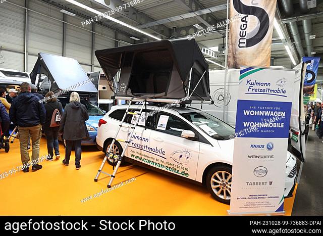 28 October 2023, Thuringia, Erfurt: Visitors stand at the booth of ""Kulmann Freizeitmobile"" at the trade fair ""Reisen & Caravan 2023"" and inform themselves...