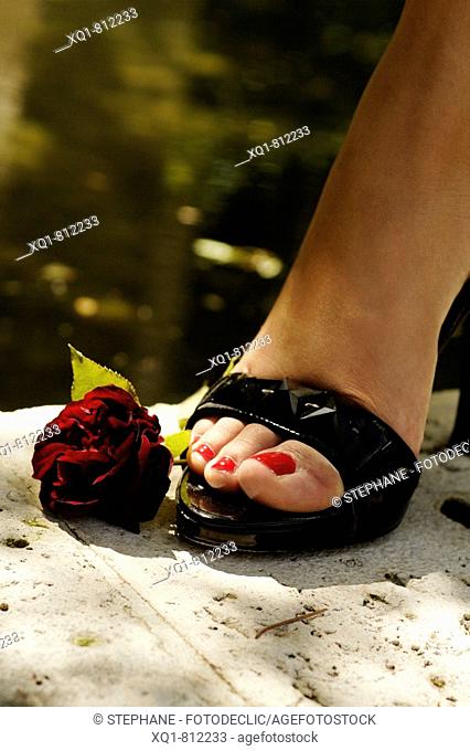 Rosa y pie de mujer. Zapato de tacón