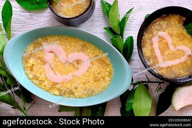 Vietnamese food for dessert, che buoi or grapefruit sweet gruel, a popular sweet soup make from grape fruit slivered rind with green bean