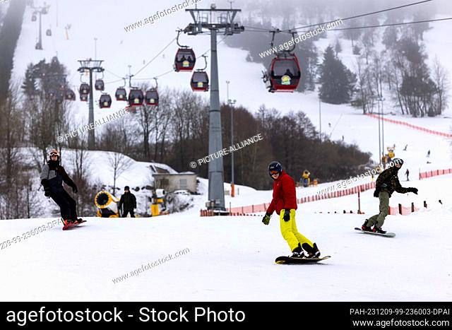 09 December 2023, Hesse, Willingen: Skiers and snowboarders swing down the slopes on the 838-metre-high Ettelsberg in the Willingen ski area (Hochsauerland)