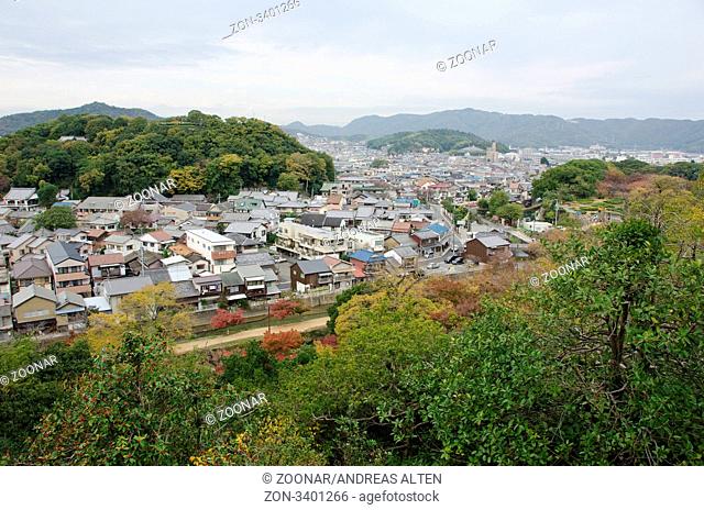Stadtansicht der Stadt Himeji in Japan mit farbigen Bäumen im Herbst / Himeji city in autumn with many colorful trees