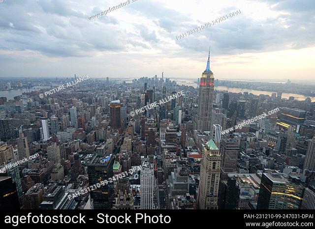 04 September 2023, USA, New York: View of Manhattan at sunset from the glazed viewing platform The Summit at One Vanderbilt