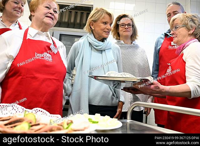 19 April 2023, North Rhine-Westphalia, Essen: Uschi Glas (center), actress and chairwoman of the supervisory board of the ""brotZeit"" project