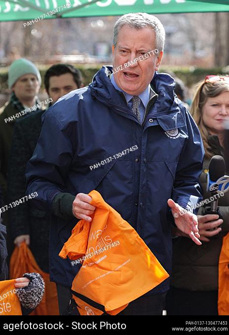 Union Square Park, New York, USA, February 28, 2020 - Mayor Bill de Blasio distributes reusable bags to New Yorkers at the Union Square Farmers Market on Friday