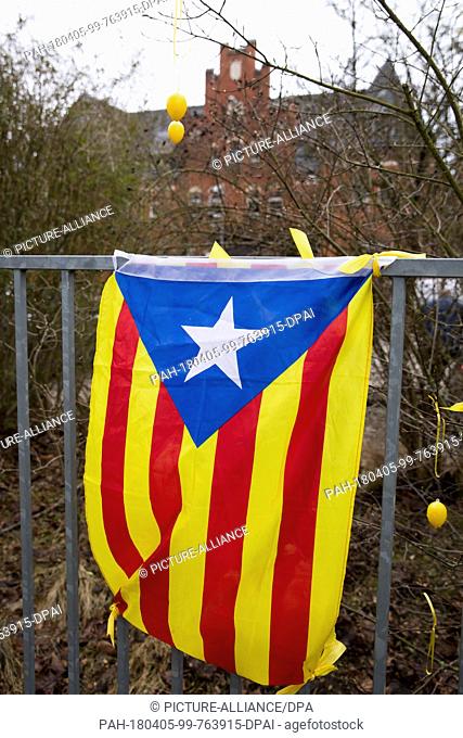 05 April 2018, Germany, Neumuenster: The estelada, the flag of Catalan nationalists, is attached to the fence of the correctional facility where former Catalan...