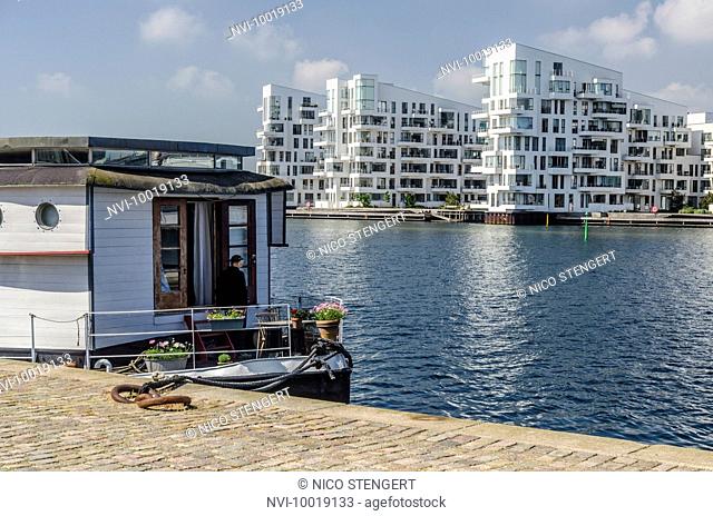 Houseboat in front of Havneholmen, modern apartment houses, designed by Lundgaard & Tranberg architects, Islands Brygge, Sydhavnen, Copenhagen, Denmark