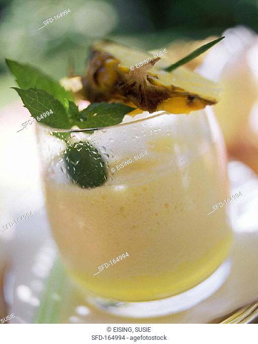 Batido de pina (cocktail with pineapple, 2)