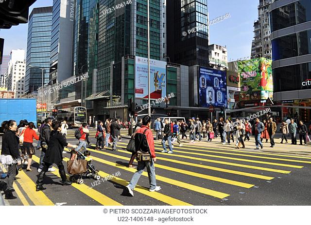 Hong Kong: people crossing Nathan Road in Prince Edwards area (Kowloon)