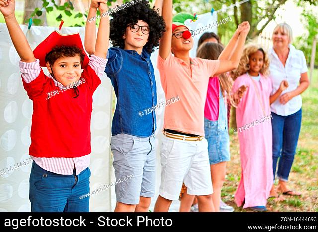 Kinder als Theatergruppe am Ende der Talentshow freuen sich über ihren Auftritt