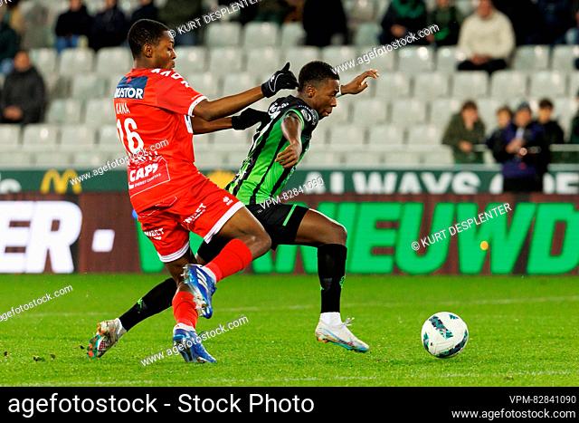 Kortrijk's Marco Kana and Cercle's Alan Minda fight for the ball during a soccer match between Cercle Brugge KSV and KV Kortrijk