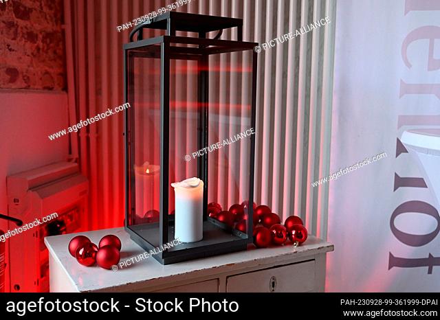 27 September 2023, North Rhine-Westphalia, Cologne: Christmas decoration with candles Photo: Horst Galuschka/dpa/Horst Galuschka dpa