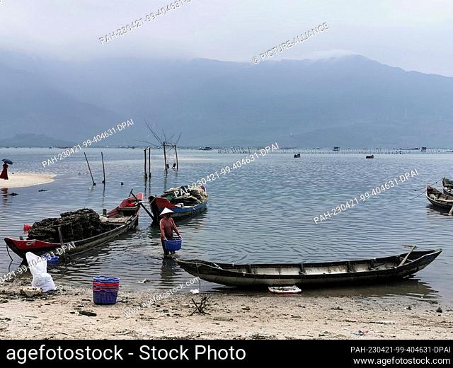 02 March 2023, Vietnam, Lap An Lagune: A woman works on a boat in Lap An Lagoon. Photo: Alexandra Schuler/dpa. - Lap An Lagune/Vietnam