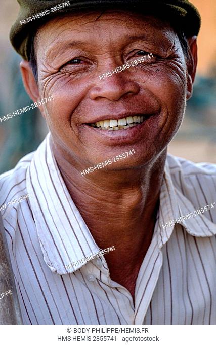 Cambodia, Kompong Kleang or Kampong Kleang, stilt houses village along the Tonle Sap lake, Man portrait