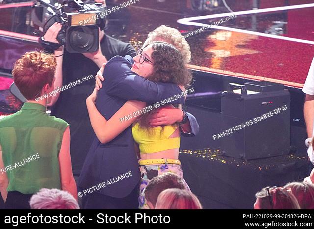 28 October 2022, Berlin: Tammo Förster hugs Sophie Frei during the semi-final of the casting show ""The Voice of Germany"" 2022 in the studio Berlin Adlershof...