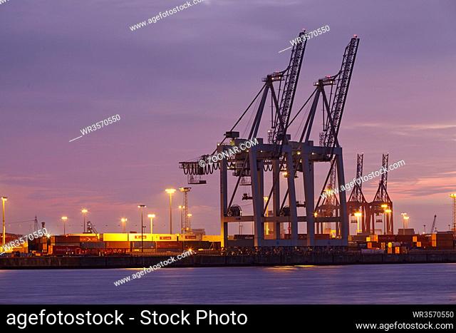 Containerterminals und Kräne im Hamburger Hafen bei Abenddämmerung am 8. Februar 2015 fotografiert
