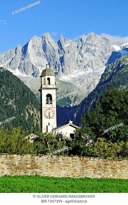 Church in the mountain village of Soglio, at back the Bondasca group with Sciora, Piz Cengalo and Piz Badile, Val Bregaglia, Bergell Valley, Engadin, Grisons