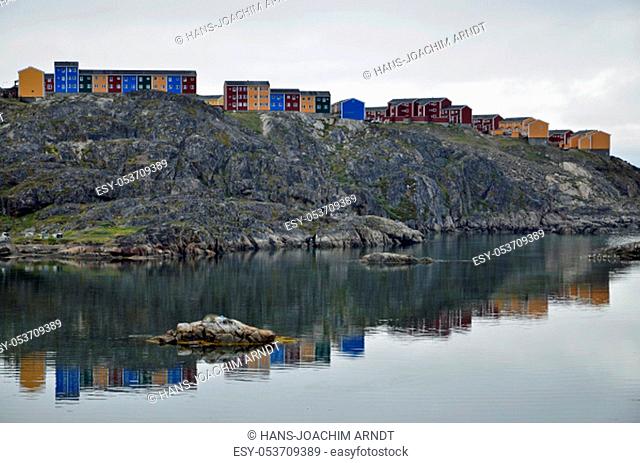 Gebäude über Fjord von Sisimiut, Grönland