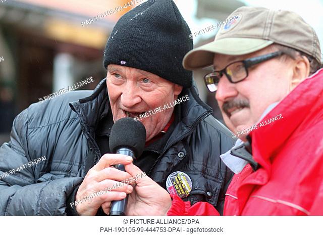 05 January 2019, Saxony-Anhalt, Hasselfelde: Actor Michael Mendl (l) is in conversation with race director Wolf-Dieter Polz at the 19th International Sled Dog...