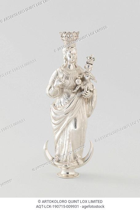 Crown of staff in the form of Mary with child, Driven and embossed, image of silver representing Maria. On her arm she has the crowned Child with globe