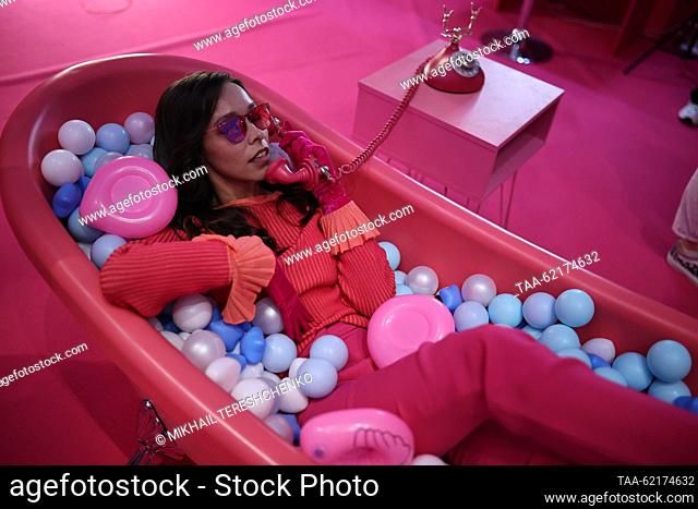 RUSSIA, MOSCOW - SEPTIEMBRE 14, 2023: Una mujer posa para una fotografía en el estreno de Moscú de la película de comedia 2023 Barbie en el Cine Mori en el...