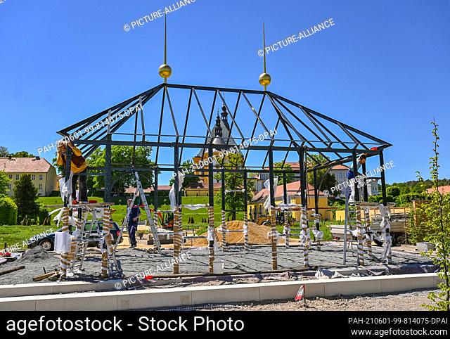 31 May 2021, Brandenburg, Neuzelle: Employees of the company Gußer Metallbau GmbH erect a pavilion in the extension of the monastery garden