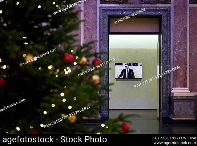 07 December 2023, Berlin: In the Bundesrat's Wandelhalle, which is normally packed during meetings but was empty today, the speech by Florian Toncar (FDP)