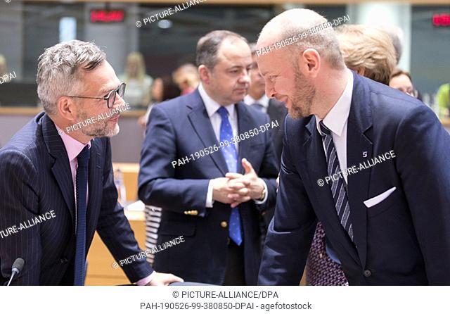 21 May 2019, Belgium, Brüssel: 21.05.2019, Belgium, Brussels: Federal Minister of State Michael Roth (L) speaks with the Finnish Minister for European Affairs