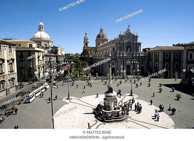 Italy, Sicily, Catania, Baroque town listed as World Heritage by UNESCO, Piazza del Duomo Cathedral Square, Fontana dell'elefante Elephant Fountain by Vaccarini...