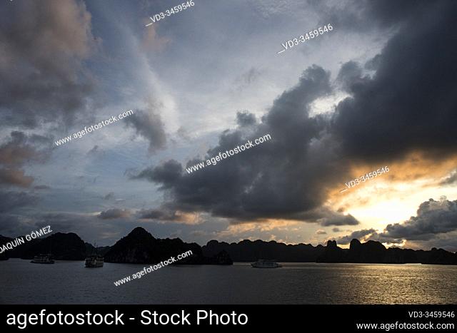 Sunset view of the Halong Bay is an extension of water of approximately 1, 500 km². Located to the north of Vietnam It emphasizes the presence of karstic...
