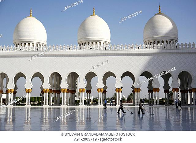 United Arab Emirates (UAE), Abu Dhabi, Great Mosque Sheikh Zayed Bin Sultan Al Nahyan achieved in 2007, may contain iup to 40000 worshippers