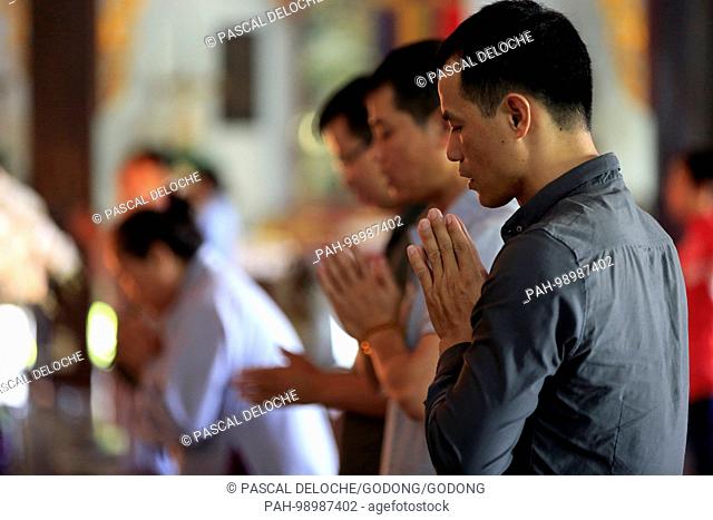 Chua Vinh Nghiem buddhist pagoda. Worshippers praying at Buddhist service. Ho Chi Minh City. Vietnam. | usage worldwide. - Ho Chi Minh City/Vietnam