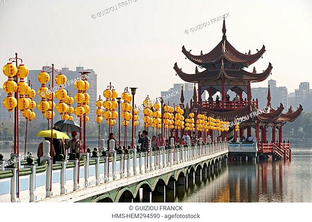 Taiwan, Kaohsiung, Lotus Pond, Tiger and Dragon Pagodas on the lake