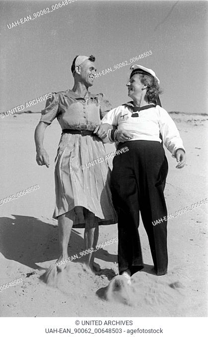 Frankreich - France in 1940s. Arcachon - a couple on the beach has fun with role reversal. Photo by Erich Andres Frankreich, Arcachon, Paar beim Rollentausch