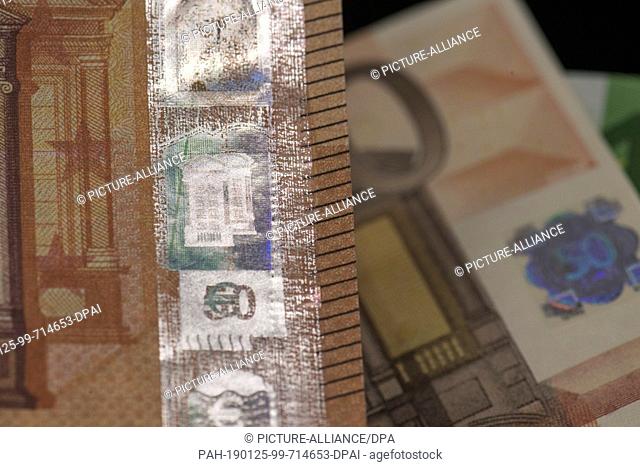 22 January 2019, Hessen, Frankfurt/Main: Counterfeit euro banknotes are presented in a room at the Bundesbank headquarters