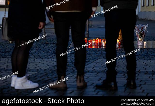01 January 2023, Bavaria, Marktl: Candles stand in front of the birthplace of Pope Emeritus Benedict XVI. Pope Emeritus Benedict XVI died at the Vatican on Dec