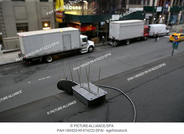 Unknown date, US, New York: Measuring noise with a recording sensor. Photo: Hollenshead/NYU Photo Bureau - Hollenshead/dpa - ACHTUNG: Nur zur redaktionellen...