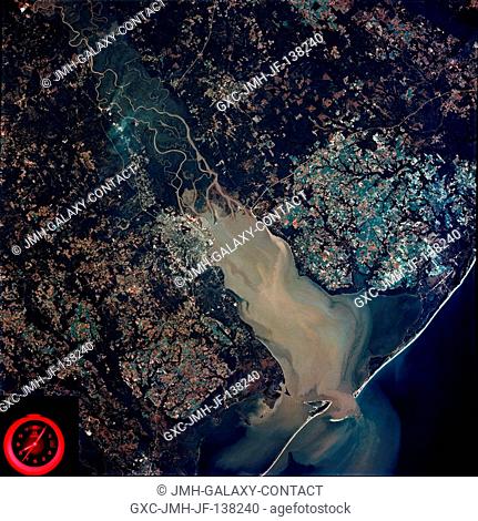 A near vertical view of the Mobile Bay, Alabama area is seen in this Skylab 4 Earth Resources Experiments Package S190-B (five-inch earth terrain camera)...